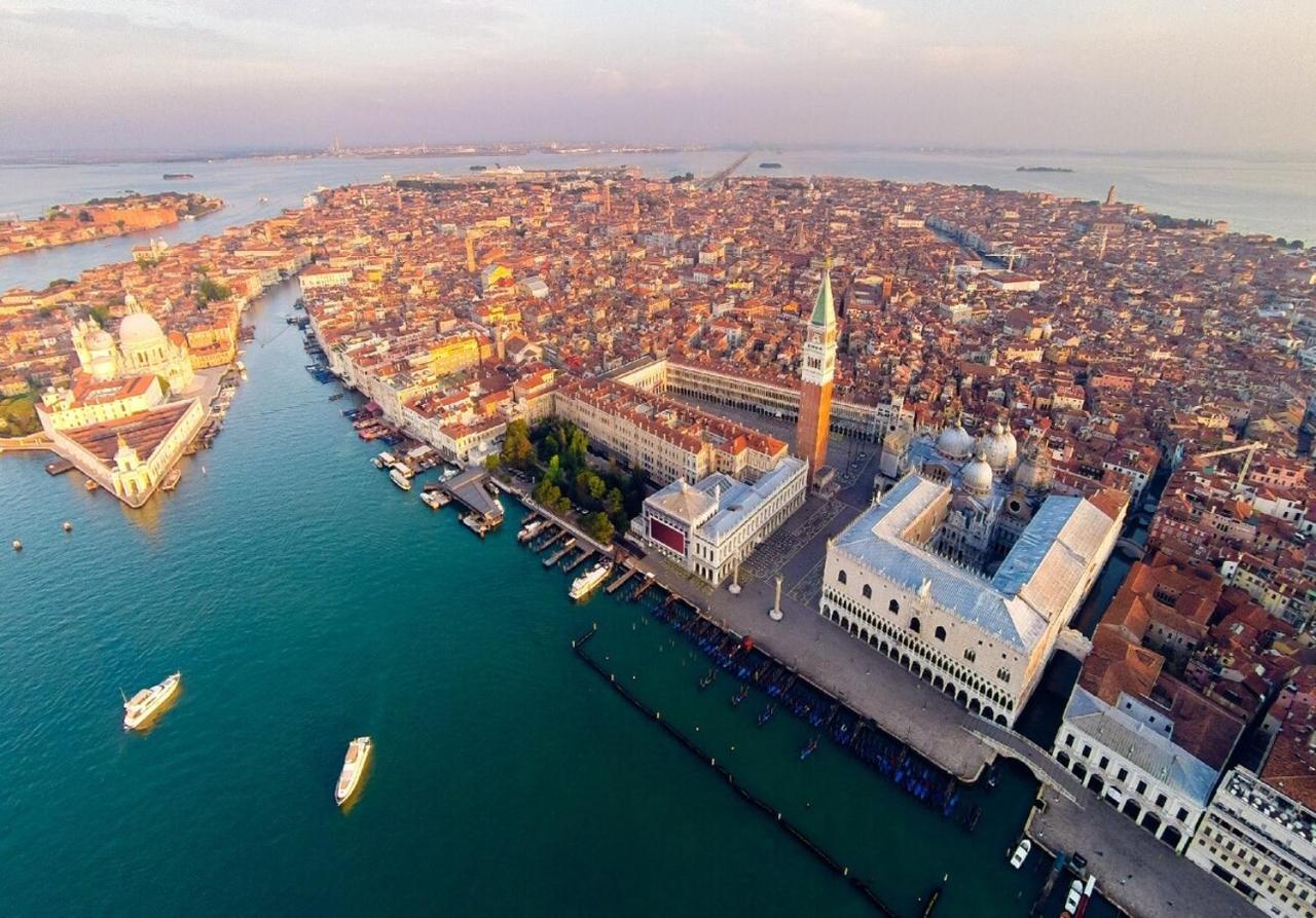 Blue George Apartment Venesia Bagian luar foto